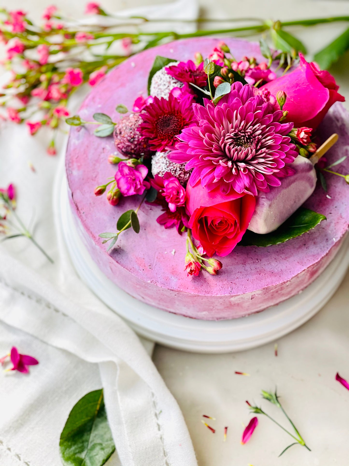 Black currant & Madagascar Vanilla Flower Power Cake