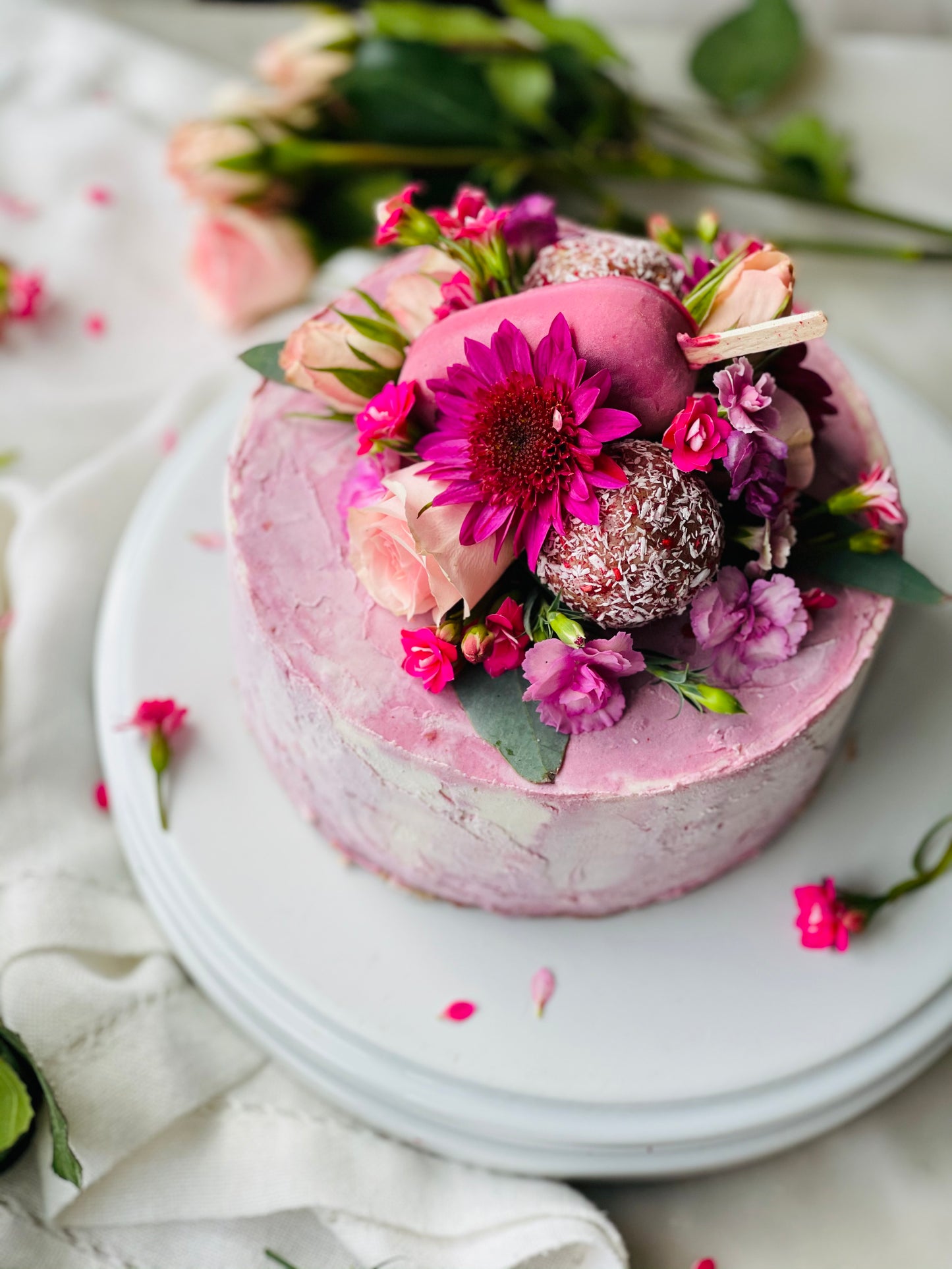 White chocolate & Raspberry Flower Power Cake