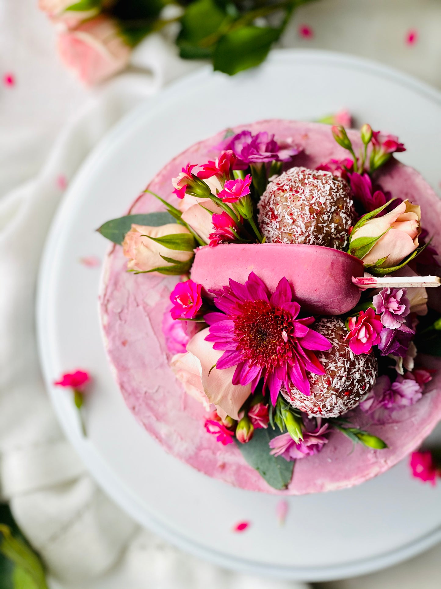 White chocolate & Raspberry Flower Power Cake